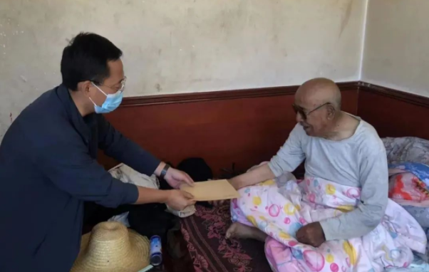 爱游戏官方网页版-爱游戏(中国)
赴帮扶村对接工作并慰问困难党员(图2)